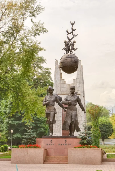 Denkmal für die Helden der sowjetischen Gewerkschaftsmädchen moldagulova a. lizenzfreie Stockbilder