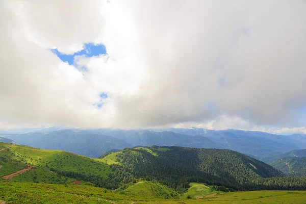 Árnyékok a hegyekben. Sochi, Oroszország — Stock Fotó