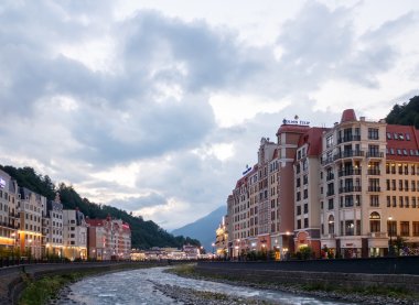 Rosa Khutor akşam. Nehir Mzemta. Sochi, Rusya Federasyonu - 2 Temmuz