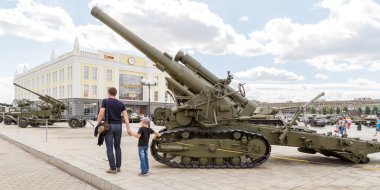 152-mm topu model 1935 (Br-2). Pyshma, Ekaterinburg, Rusya Federasyonu - Ağustos
