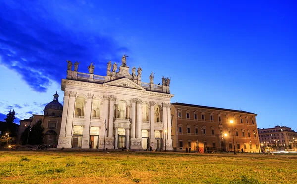 Basílica de San Giovanni in Laterano. Distorsión fija. Puesta de sol. Roma, Italia — Foto de Stock