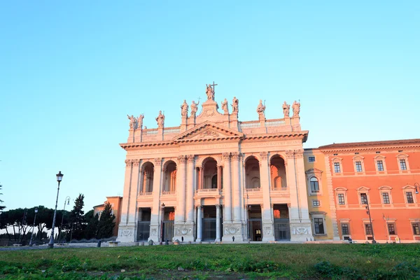 Basílica de San Giovanni in Laterano. Salida del sol, Roma, Italia —  Fotos de Stock