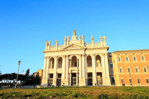 Basilica San Giovanni in Laterano. Morning. Rome, Italy — Stock fotografie