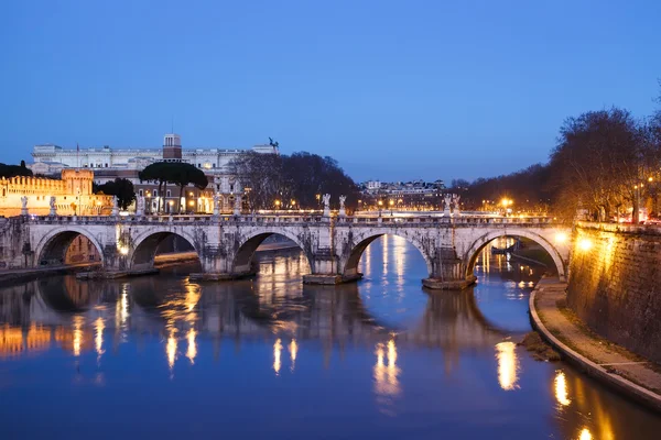 Ponte Sant 'Angelo. Crepúsculo. Roma, Itália — Fotografia de Stock