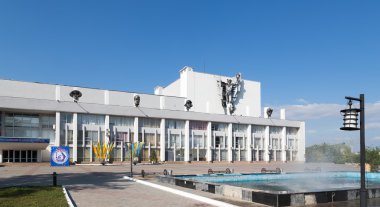 Temirtau, Kazakistan - 13 Ağustos 2016: Kültür Sarayı'nın bir araya geldi