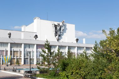 Temirtau, Kazakistan - 13 Ağustos 2016: Kültür Sarayı'nın bir araya geldi