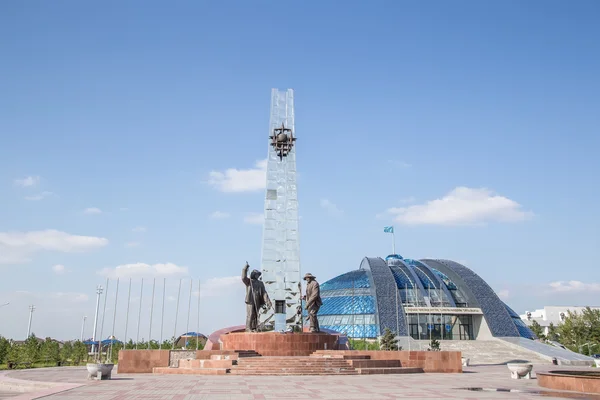 Temirtau, Kazajstán - 13 de agosto de 2016: Monumento al Metal — Foto de Stock
