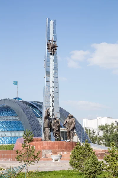 Temirtau, Kazajstán - 13 de agosto de 2016: Monumento al Metal — Foto de Stock