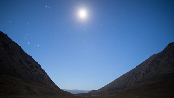 Pintoresco amanecer en las montañas — Vídeo de stock