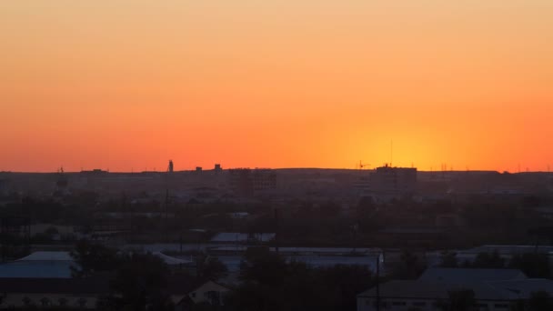 Ηλιοβασίλεμα πάνω από τη βιομηχανική πόλη — Αρχείο Βίντεο