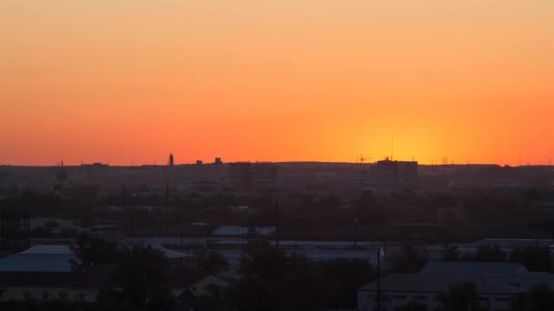 Puesta de sol sobre la ciudad industrial — Vídeo de stock