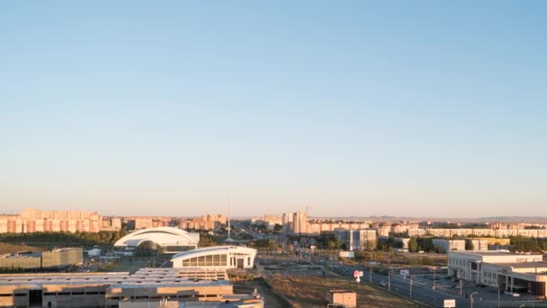 Zonsondergang over de stad van Qarağandı — Stockvideo