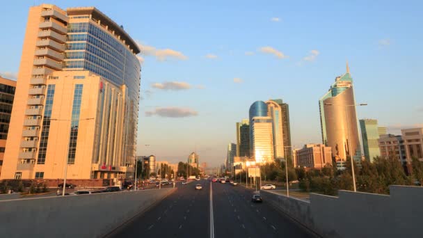 Tráfico de la ciudad al atardecer — Vídeo de stock