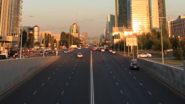 Міський рух під час заходу сонця — стокове відео