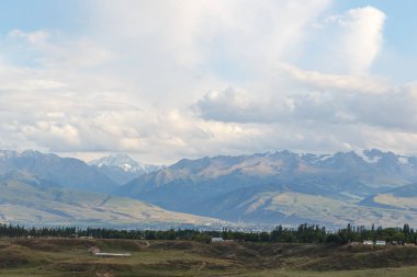 Karakol Dağları arka plan üzerinde. Issyk Kul, Kırgızistan