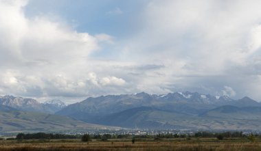 Karakol Dağları arka plan üzerinde. Issyk Kul, Kırgızistan