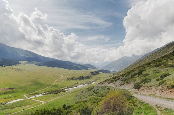 Blick auf die Grigorievsky-Schlucht. Kirgisistan — Stockfoto