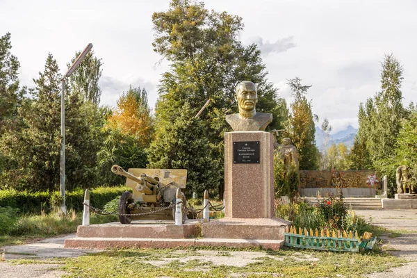 Quirguistão, Issyk Kul - 18 de agosto de 2016: Monumento ao herói de — Fotografia de Stock
