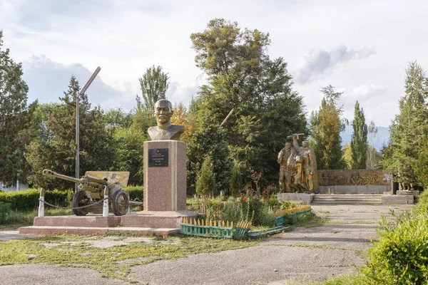 Κιργιζία, Άγιος Νικόλαος Kul - 18 Αυγούστου 2016: Μνημείο για τον ήρωα του — Φωτογραφία Αρχείου