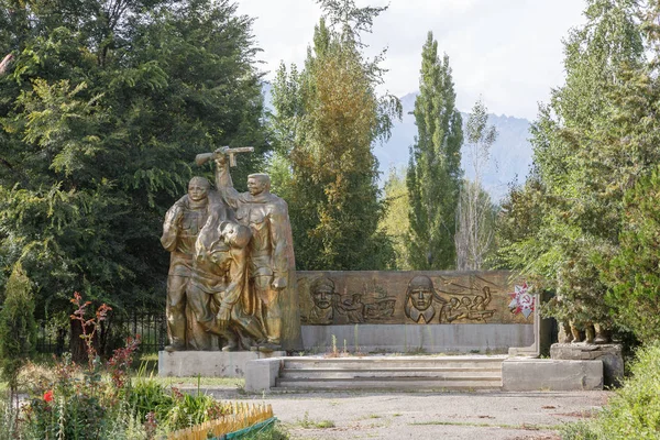 Kirgizië, Ysykköl - 18 augustus 2016: Monument aan de helden — Stockfoto