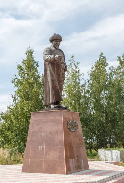 Kirgistan, Issyk Kul, wieś Kojoyar - 12 sierpień 2016: pomnik nakładają — Zdjęcie stockowe