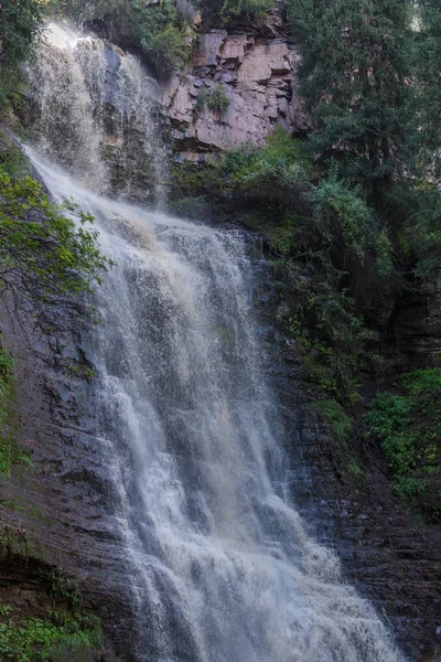 Waterfall "Maiden's Tears" valley Jets-Oguz. Issyk Kul, Kyrgyzst — Stock Photo, Image