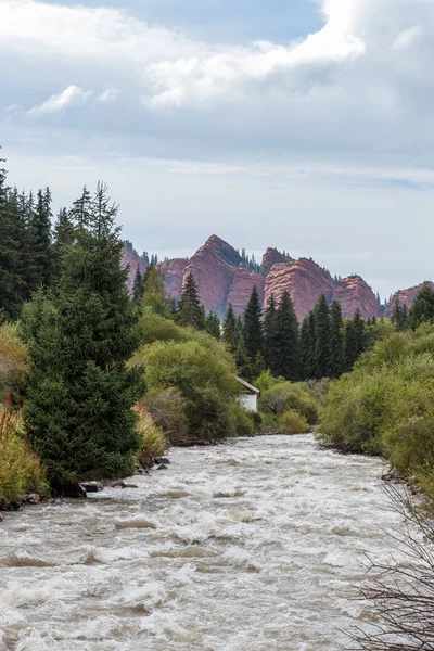 Jeti-Oguz (siedem byki skały). Issyk Kul, Kirgistan — Zdjęcie stockowe