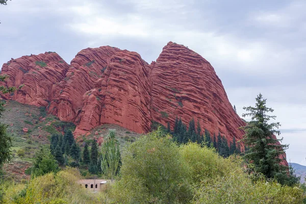 Jeti-Oguz (Seven Bulls Rocks). Issyk Kul, Quirguistão — Fotografia de Stock