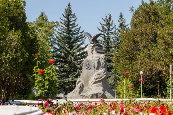 目にカラコル、イシク ・ クル、キルギスタン - 2016 年 8 月 12 日: 記念碑 — ストック写真