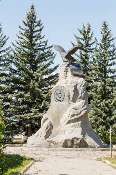 Karakol, Issyk Kul, Kirguistán - 12 de agosto de 2016: Monumento a — Foto de Stock