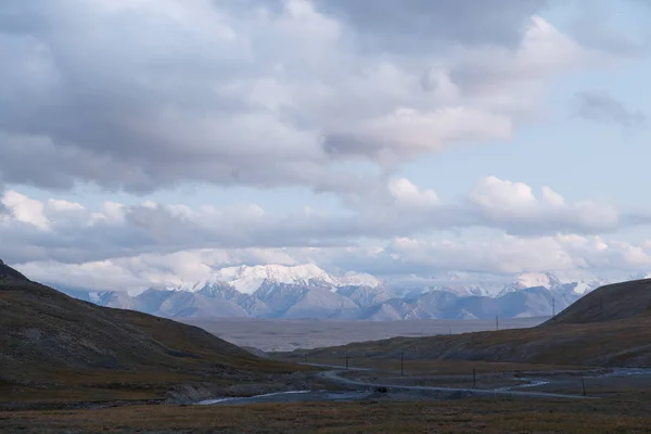 Wolken bei Sonnenuntergang. Hochebene kara-say (3.800 m.) — Stockfoto