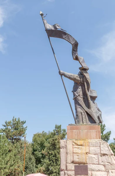 Karakol, Kazajstán - 23 de agosto de 2016: Monumento Tagay-biy (Muham — Foto de Stock