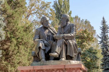 Bişkek, Kırgızistan - 25 Ağustos 2016: Karl Marx bir anıt bir