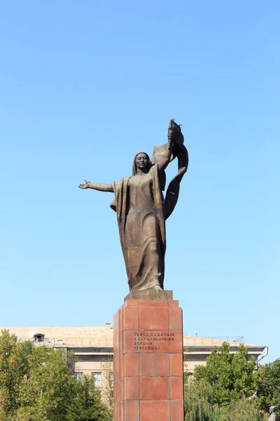 Biskek, Kirguistán - 25 de agosto de 2016: Monumento a la Revolución — Foto de Stock