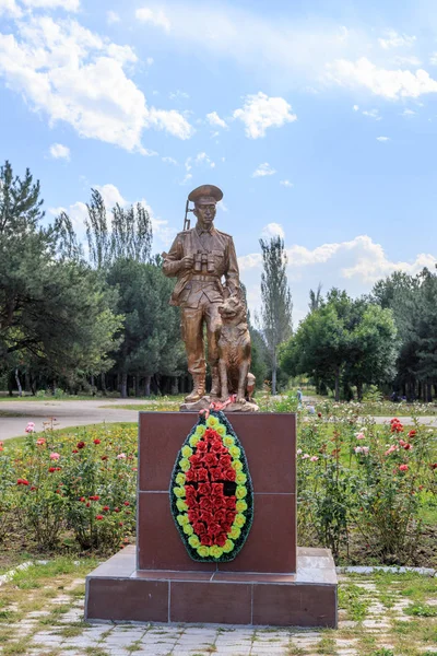 Bishkek, Kyrgyzstan - 25. August 2016: Denkmal für Grenzguar — Stockfoto