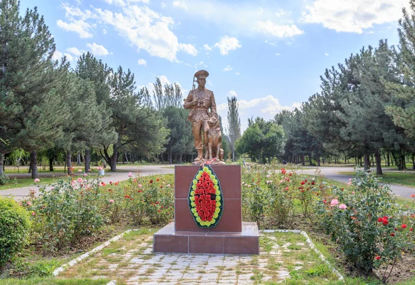 Bishkek, Kirgizistan - 25 augusti 2016: Monument till frontier guarkärnmjöl — Stockfoto