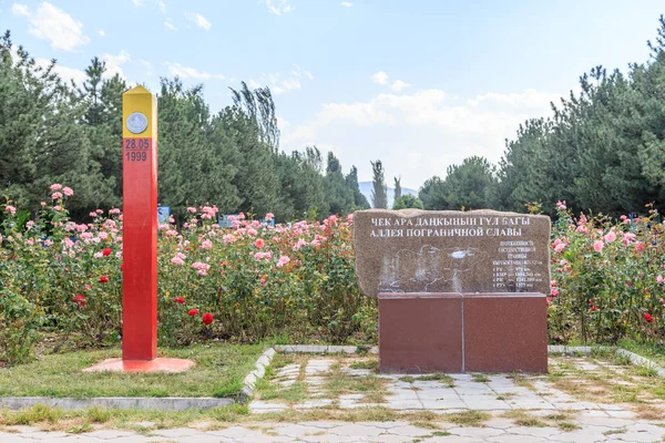 Bishkek, Quirguistão - 25 de agosto de 2016: Monumento ao guar fronteiriço — Fotografia de Stock