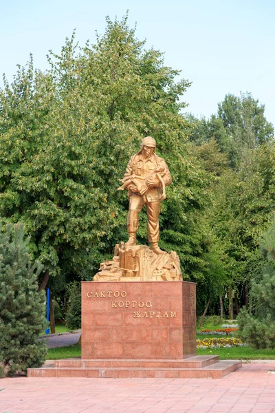 Bishkek, Kyrgyzstan - 25. August 2016: Denkmal für den Retter. — Stockfoto