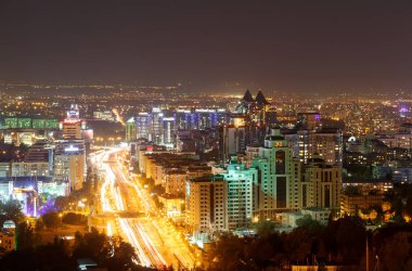 Alma Ata, Kazakistan - 28 Ağustos 2016: Caddenin genel görünümünü