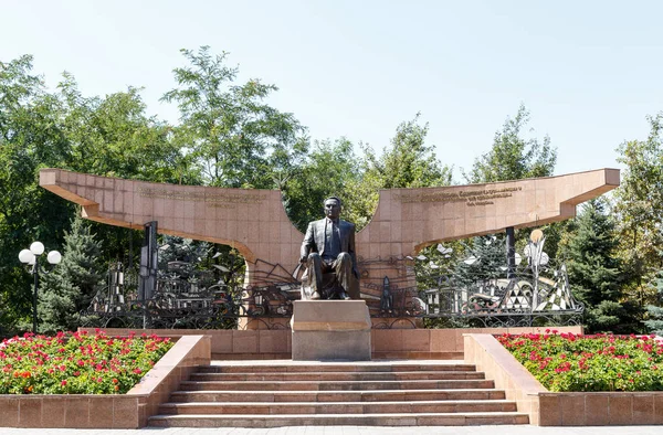 Almaty, Kazahstan - 28 august 2016: Monumentul primelor Pres — Fotografie, imagine de stoc