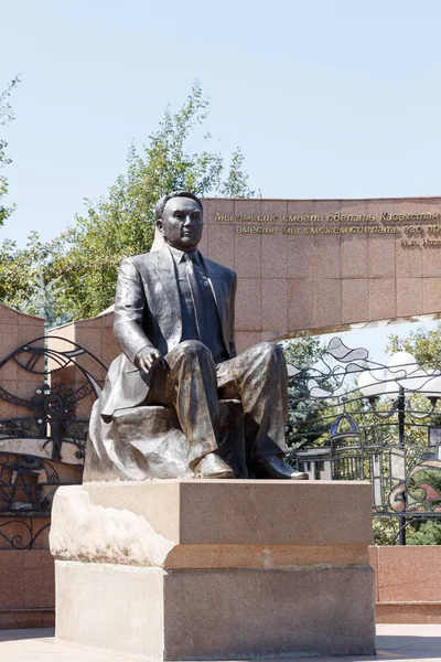 Almaty, Kazachstan - 28 augustus 2016: Monument voor de eerste Pres — Stockfoto