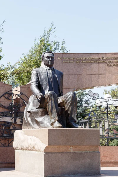 Almaty, Kazakstan - 28 augusti 2016: Monument över den första Pres — Stockfoto