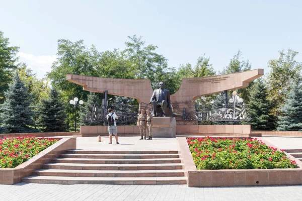 第一压力，哈萨克斯坦阿拉木图-2016 年 8 月 28 日︰ 纪念碑 — 图库照片