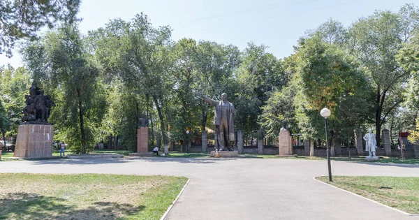 Almaty, Kazajstán - 28 de agosto de 2016: Paseo de los monumentos soviéticos — Foto de Stock