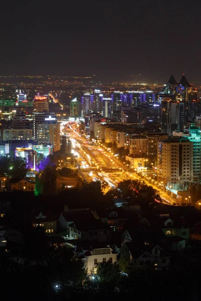 Almaty, Kazajstán - 28 de agosto de 2016: Vista general de la avenida —  Fotos de Stock