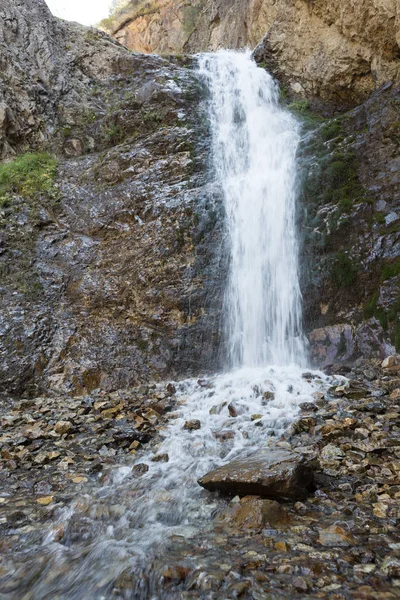 A primeira cachoeira no vale do Issyk-Ata. Exposição média — Fotografia de Stock