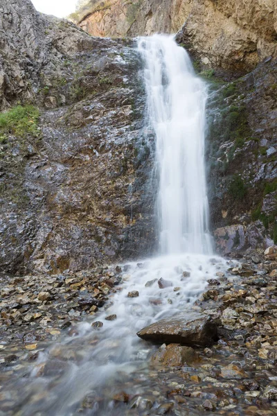 Pierwszy wodospad w dolinie Issyk-Ata. Spowolnionej migawki — Zdjęcie stockowe