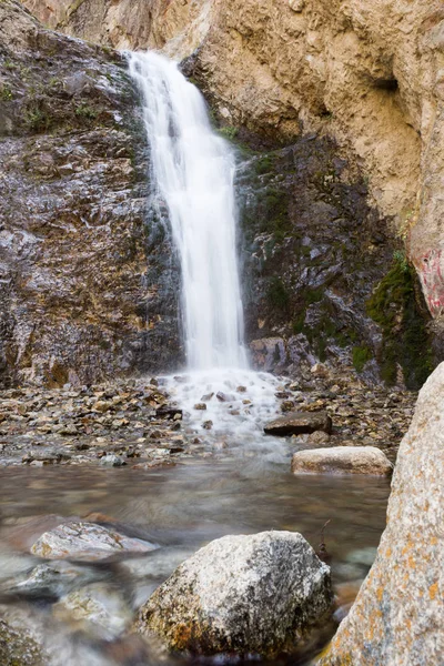 La primera cascada en el valle de Issyk-Ata. Obturador lento — Foto de Stock