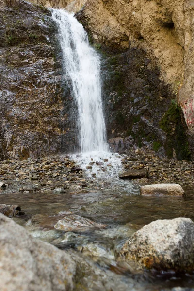 A primeira cachoeira no vale do Issyk-Ata. Exposição média — Fotografia de Stock