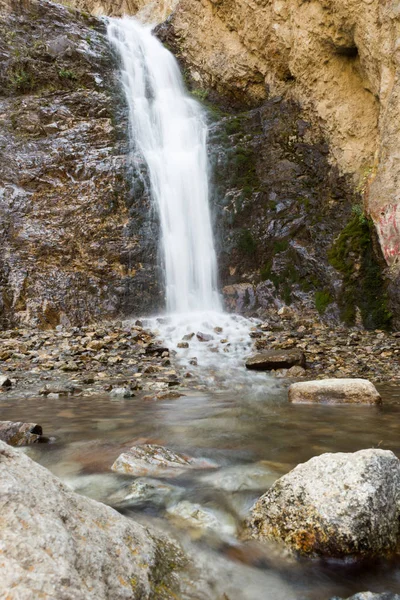 A primeira cachoeira no vale do Issyk-Ata. Persianas lentas — Fotografia de Stock